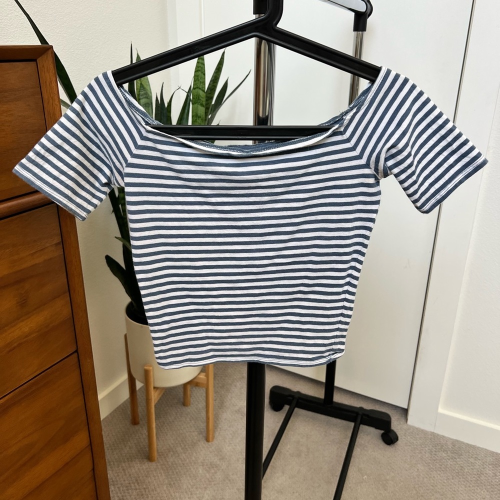 Abercrombie off the shoulder cropped top